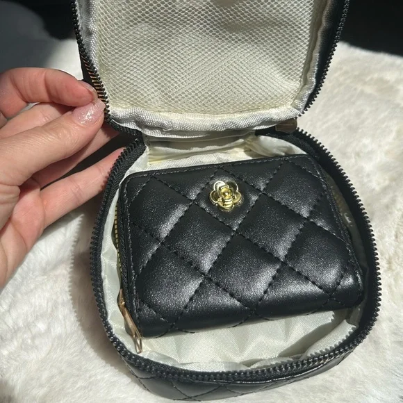 Elegant 2 Piece Black Quilted Women's Bag Set - Picture 13 of 13